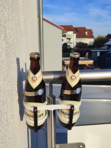 Bierflaschen Halter am Balkon