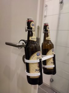 Bierflaschen Halter an der Toilettentür :)