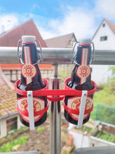 Bierhalter am Balkongeländer