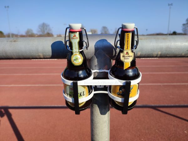 Bier-Flaschenhalter an der Stange am Fußball Sportplatz