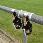 Bier- Flaschenhalter an der Stange am Fußball Sportplatz