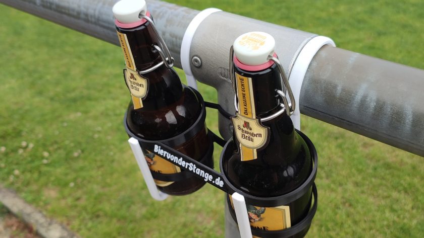 Bier- Flaschenhalter an der Stange am Fußball Sportplatz