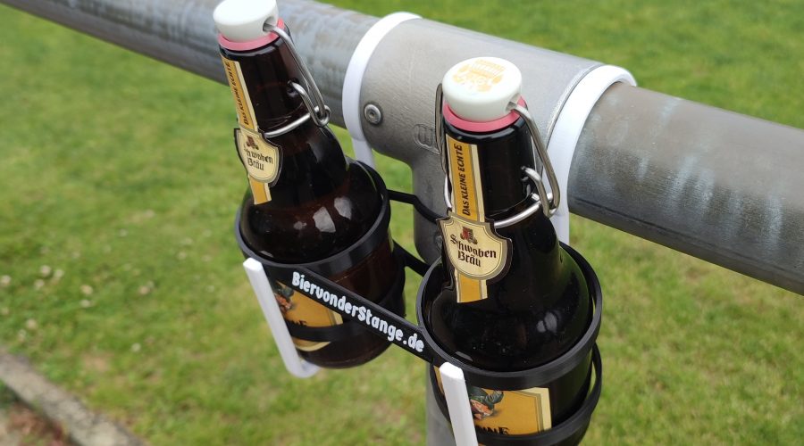 Bier- Flaschenhalter an der Stange am Fußball Sportplatz